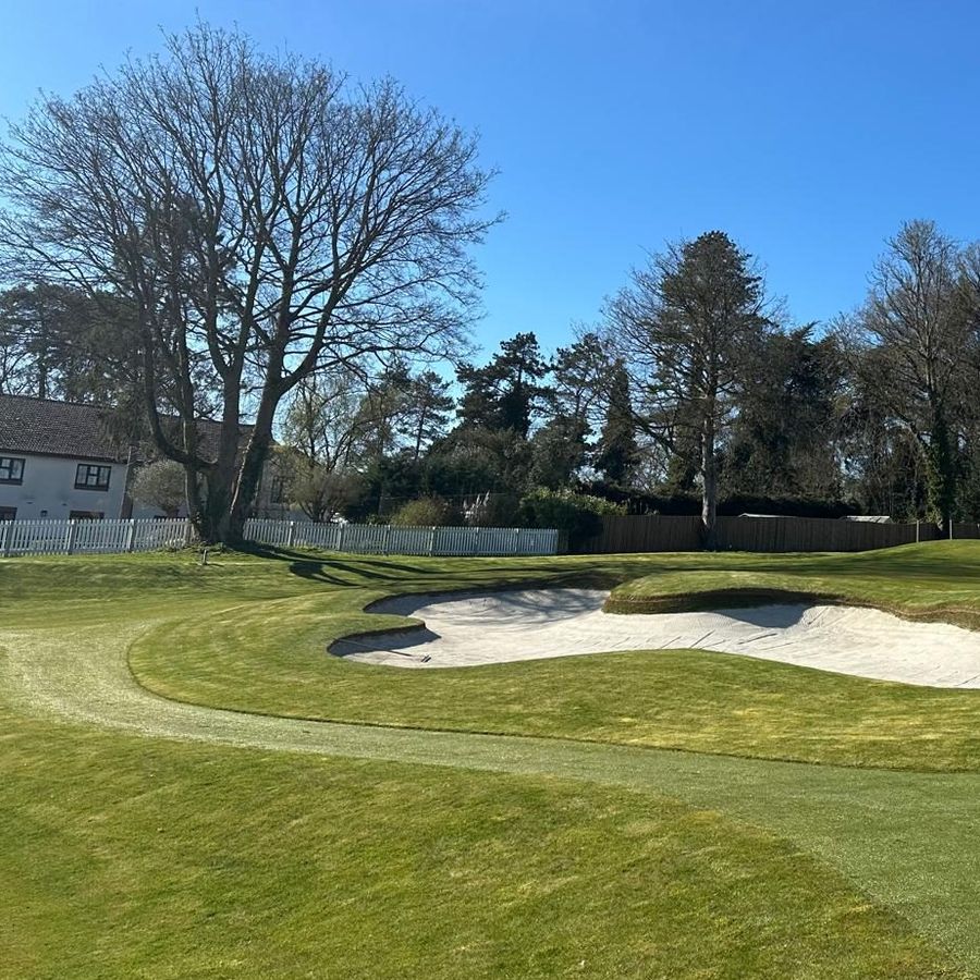 The bunkers and green